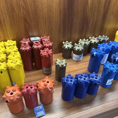 角型スレッドボタンドリルビット 鉱山と採石のための岩石ドリリングツール